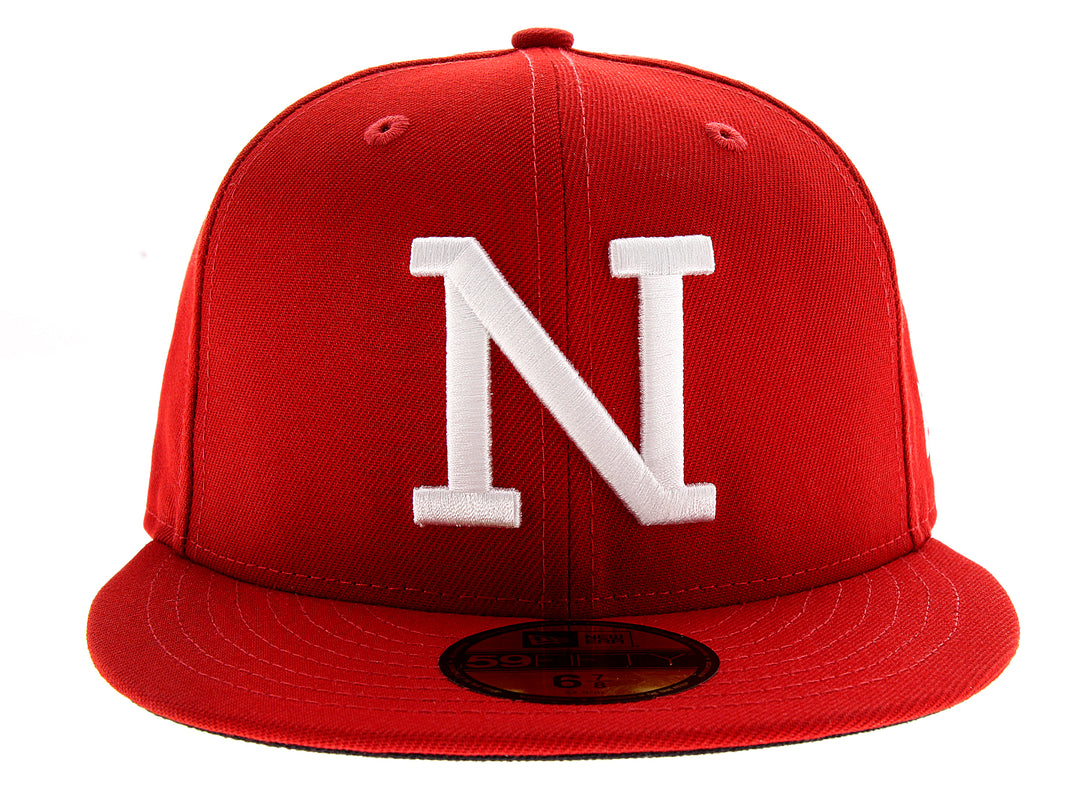 Gorra de béisbol New Era color rojo con la letra N blanca bordada en el frente.