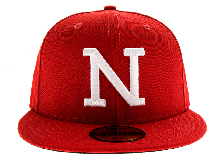 Gorra de béisbol New Era color rojo con la letra N blanca bordada en el frente.