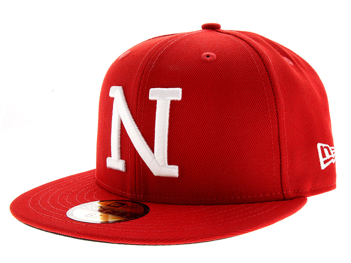 Gorra de béisbol New Era color rojo con la letra N blanca bordada en el frente.