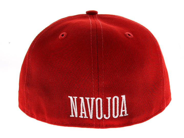 Gorra de béisbol New Era color rojo con la letra N blanca bordada en el frente.