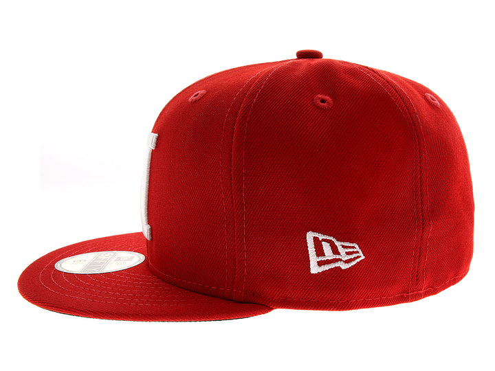 Gorra de béisbol New Era color rojo con la letra N blanca bordada en el frente.