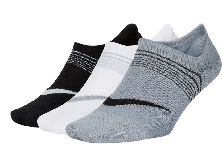 Pack de tres pares de calcetines deportivos Nike en colores negro, blanco y gris, estilo tobillero.