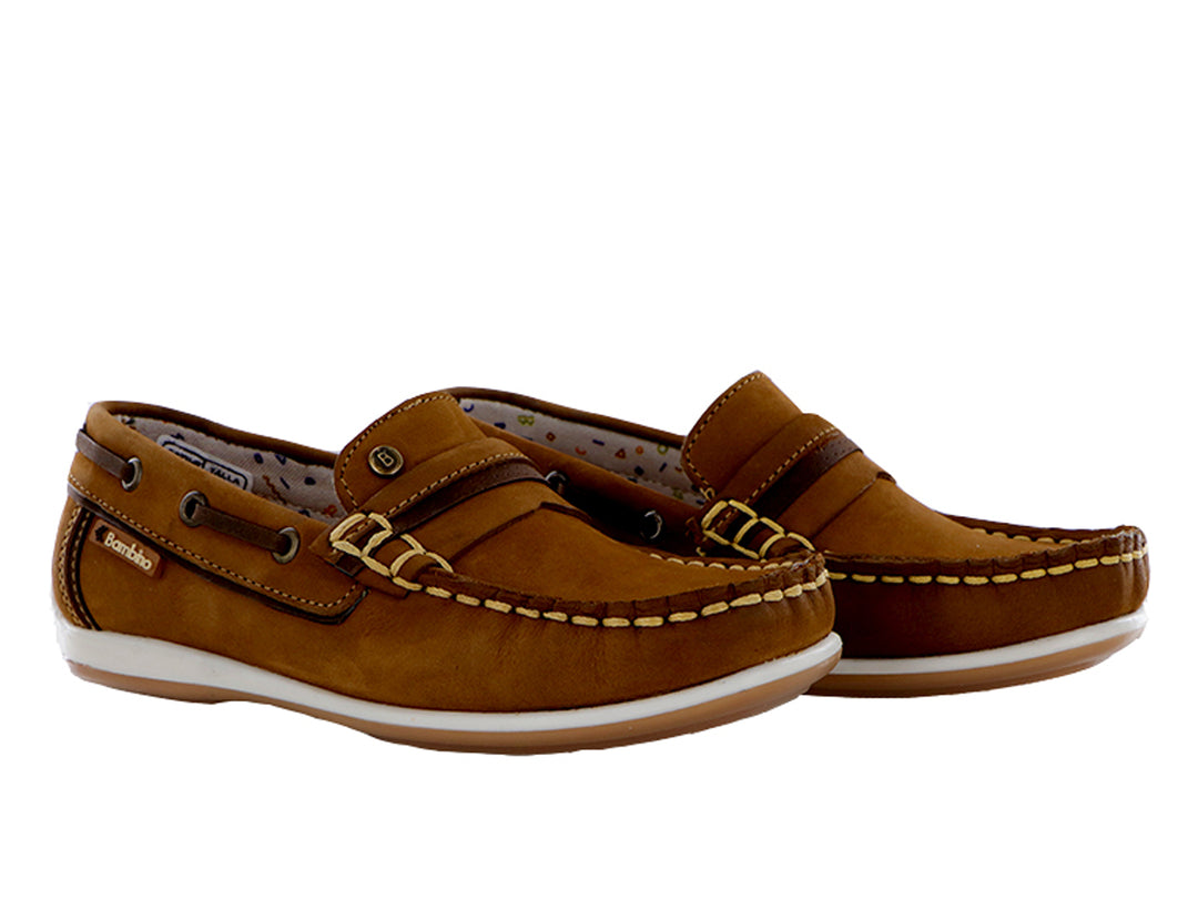 Par de zapatos tipo mocasín color canela para niño con costuras blancas y suela blanca.