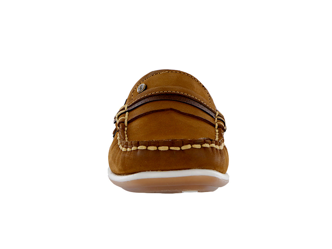 Par de zapatos tipo mocasín color canela para niño con costuras blancas y suela blanca.