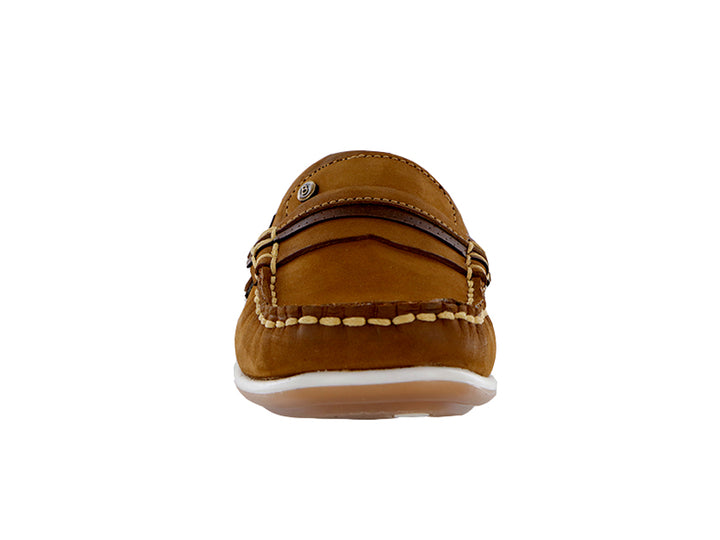 Par de zapatos tipo mocasín color canela para niño con costuras blancas y suela blanca.