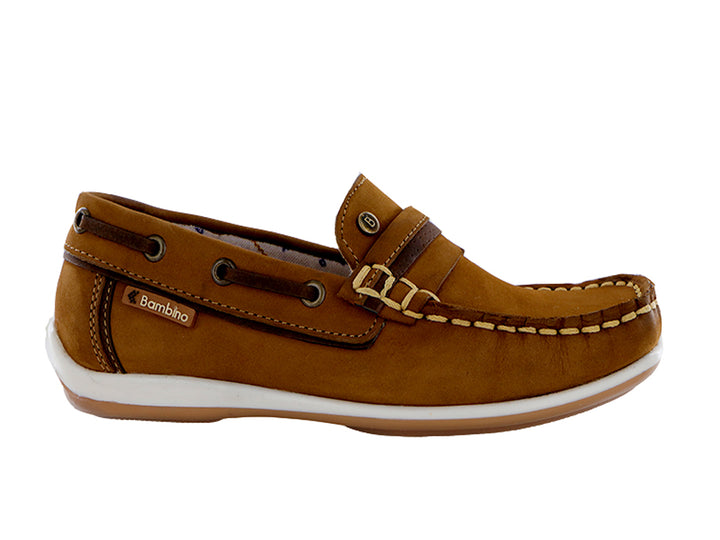 Par de zapatos tipo mocasín color canela para niño con costuras blancas y suela blanca.