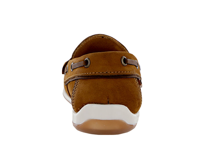 Par de zapatos tipo mocasín color canela para niño con costuras blancas y suela blanca.