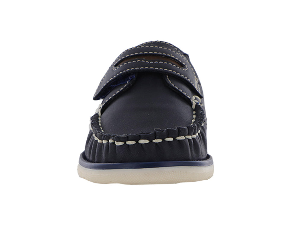 Zapatos tipo mocasín color azul marino para niño con suela blanca y detalles en café.