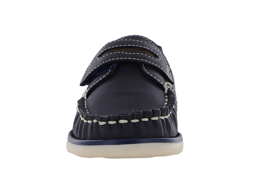 Zapatos tipo mocasín color azul marino para niño con suela blanca y detalles en café.