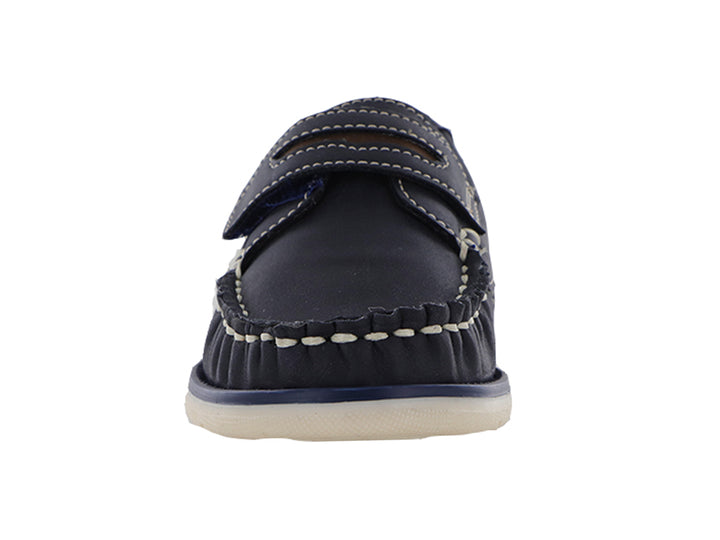 Zapatos tipo mocasín color azul marino para niño con suela blanca y detalles en café.