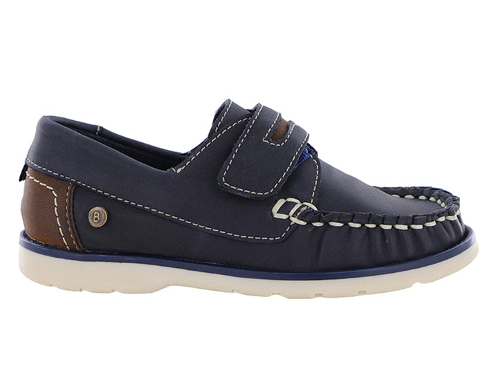Zapatos tipo mocasín color azul marino para niño con suela blanca y detalles en café.