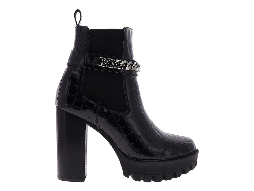 Botín negro para mujer con tacón alto, suela track y detalle de cadena plateada.