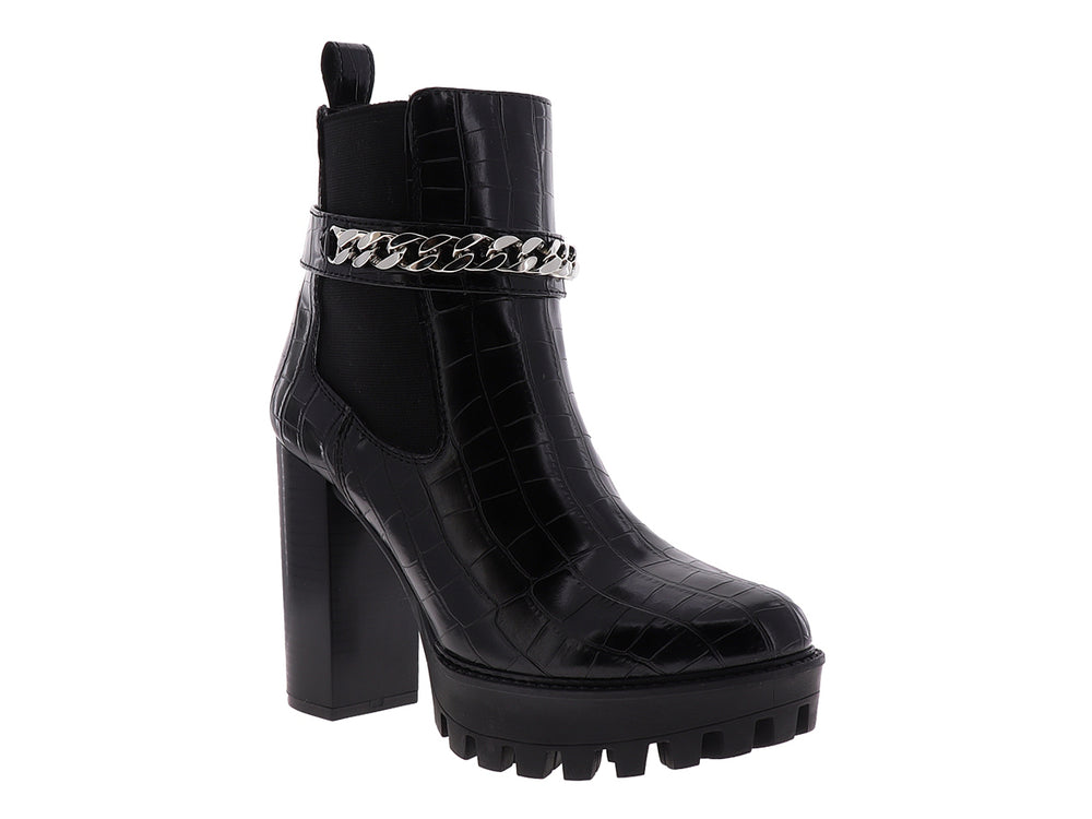 Botín negro para mujer con tacón alto, suela track y detalle de cadena plateada.