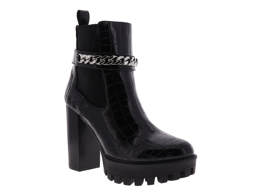 Botín negro para mujer con tacón alto, suela track y detalle de cadena plateada.