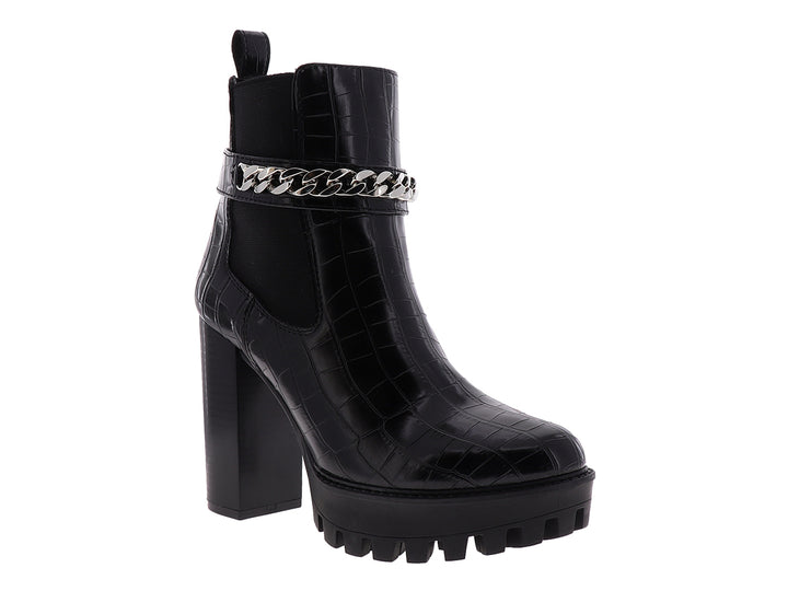 Botín negro para mujer con tacón alto, suela track y detalle de cadena plateada.