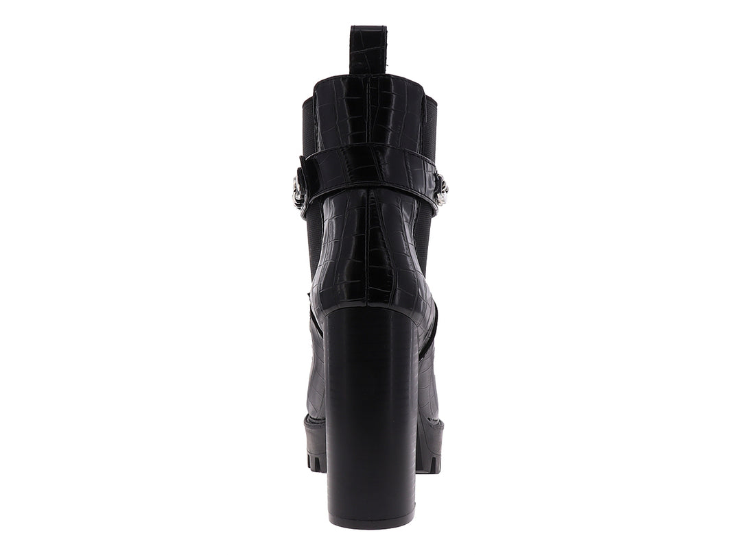Botín negro para mujer con tacón alto, suela track y detalle de cadena plateada.
