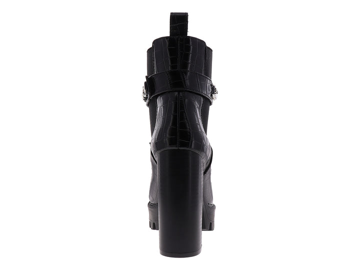 Botín negro para mujer con tacón alto, suela track y detalle de cadena plateada.