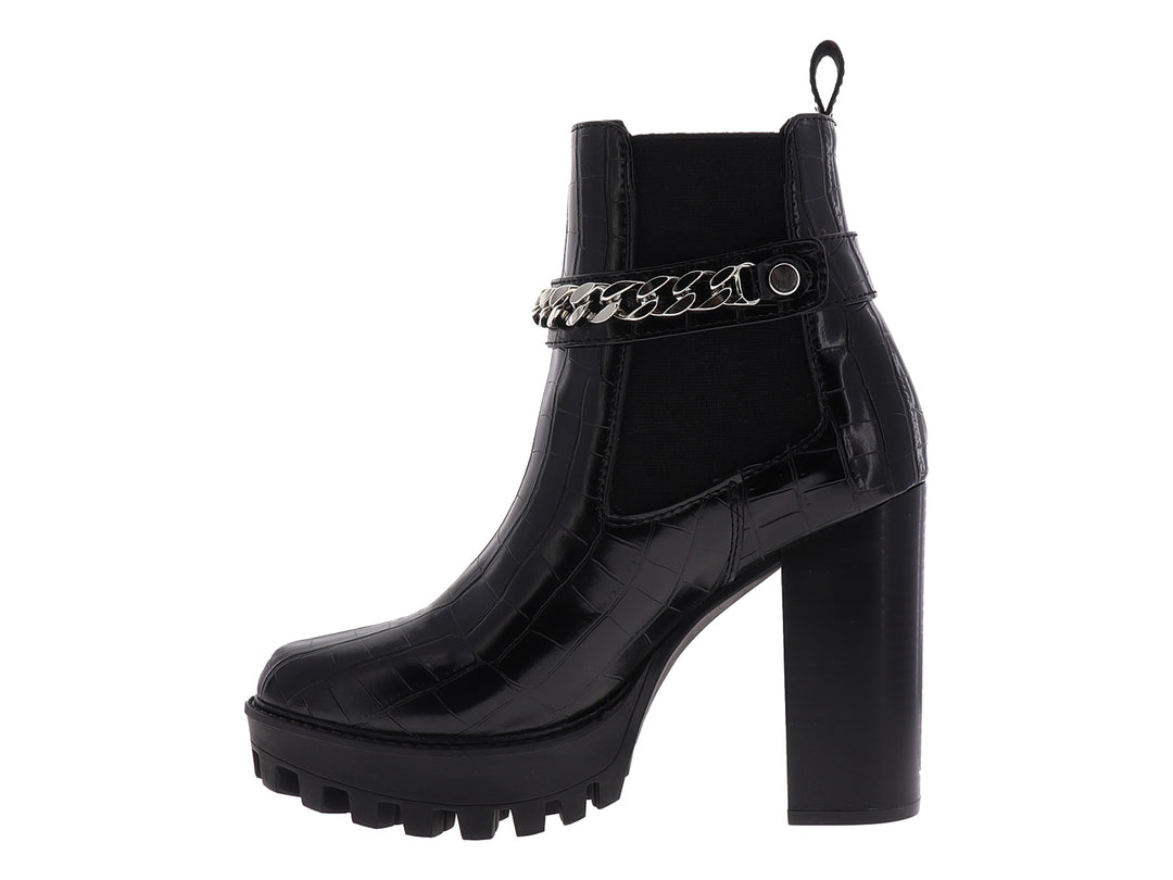 Botín negro para mujer con tacón alto, suela track y detalle de cadena plateada.