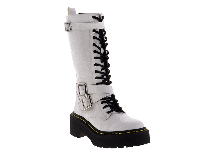 Bota alta blanca con plataforma negra, cordones frontales y hebillas laterales con textura de piel de cocodrilo.