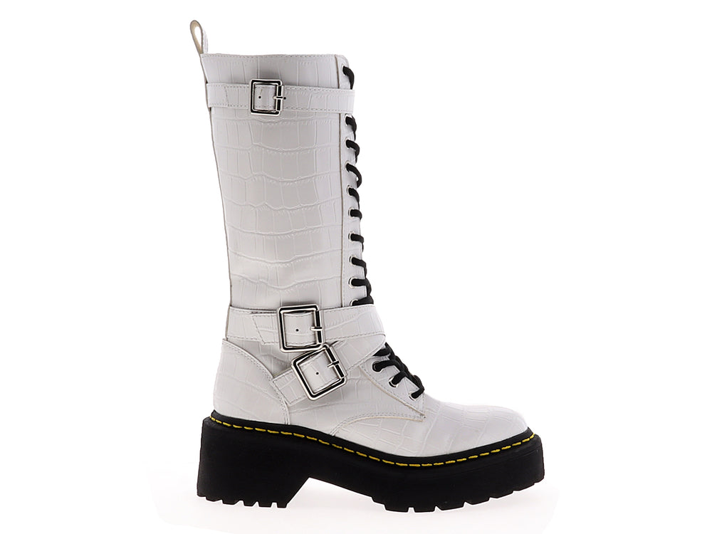 Bota alta blanca con plataforma negra, cordones frontales y hebillas laterales con textura de piel de cocodrilo.