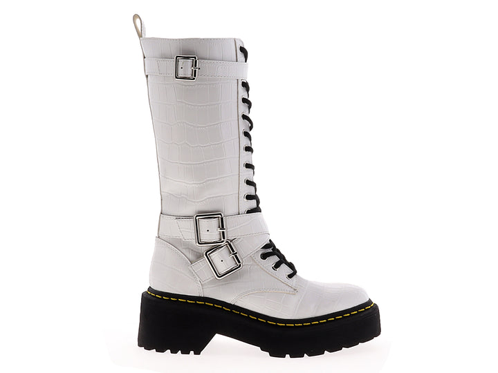 Bota alta blanca con plataforma negra, cordones frontales y hebillas laterales con textura de piel de cocodrilo.