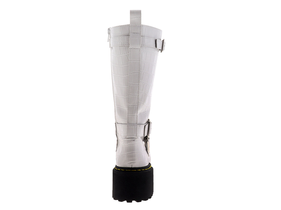 Bota alta blanca con plataforma negra, cordones frontales y hebillas laterales con textura de piel de cocodrilo.