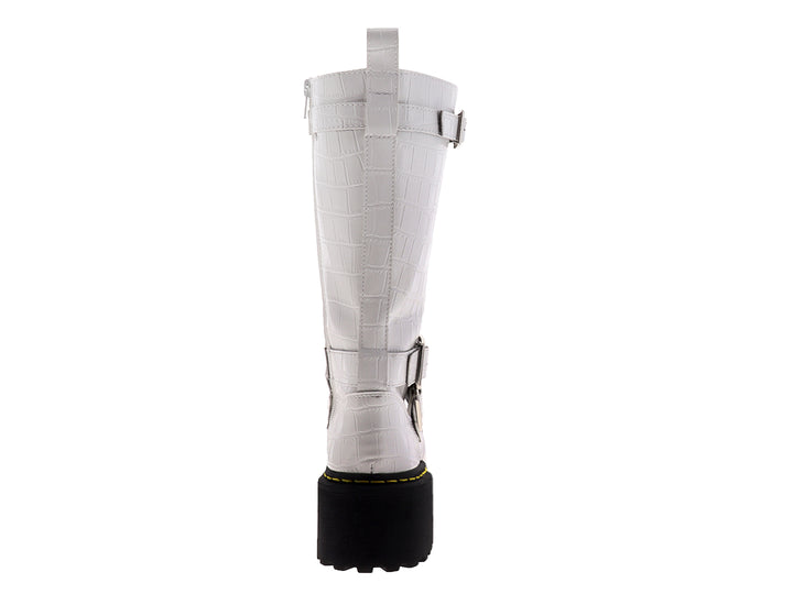 Bota alta blanca con plataforma negra, cordones frontales y hebillas laterales con textura de piel de cocodrilo.