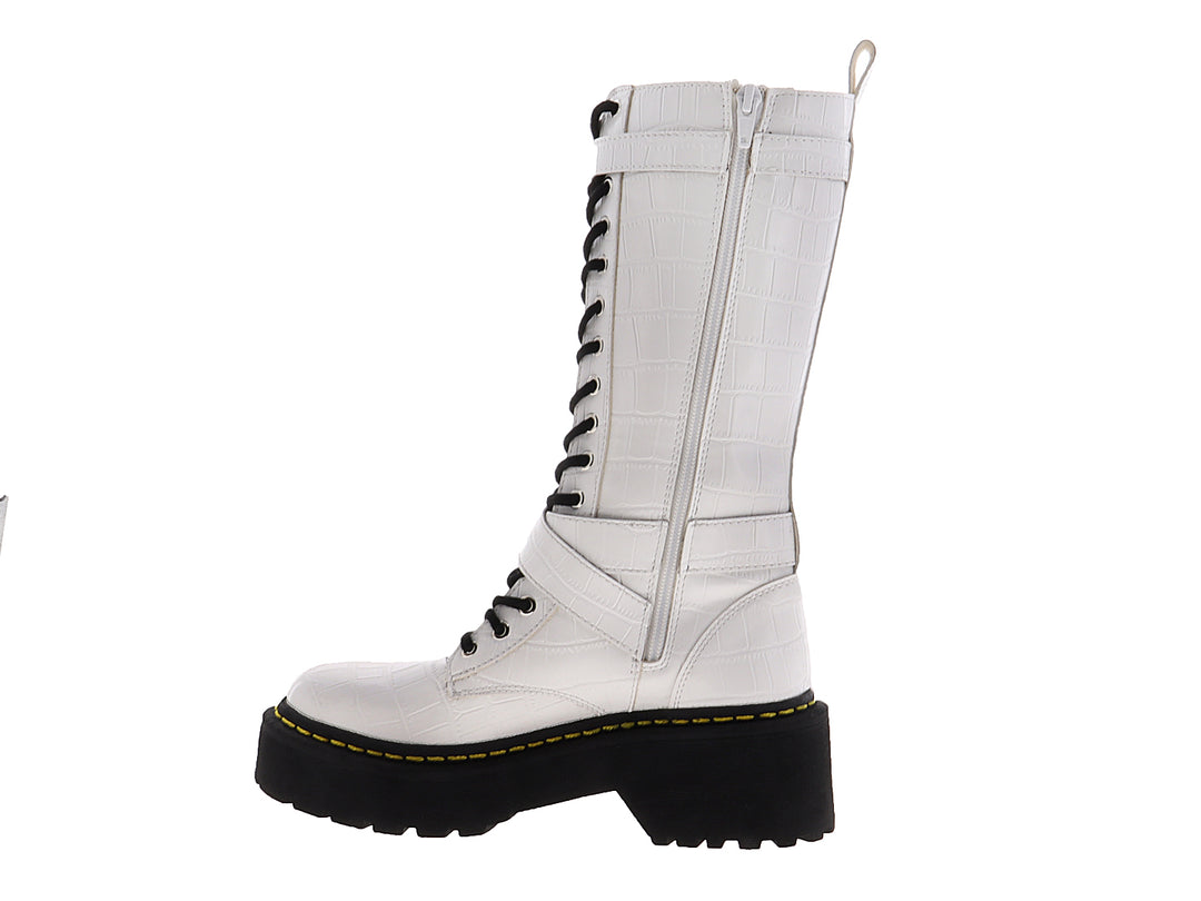 Bota alta blanca con plataforma negra, cordones frontales y hebillas laterales con textura de piel de cocodrilo.