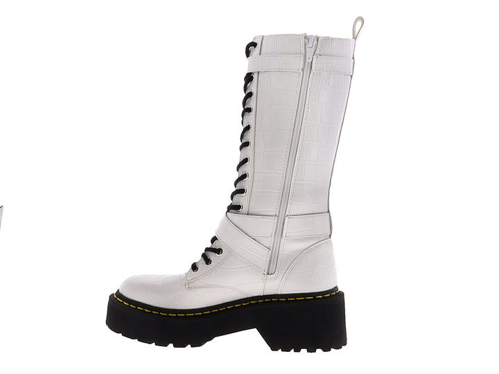 Bota alta blanca con plataforma negra, cordones frontales y hebillas laterales con textura de piel de cocodrilo.