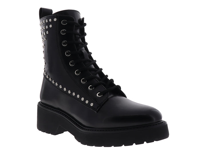Botines negros para mujer con suela track, agujetas y detalles de estoperoles plateados laterales.