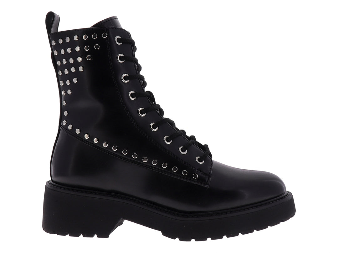 Botines negros para mujer con suela track, agujetas y detalles de estoperoles plateados laterales.
