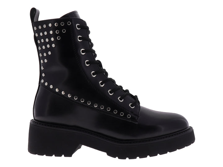 Botines negros para mujer con suela track, agujetas y detalles de estoperoles plateados laterales.