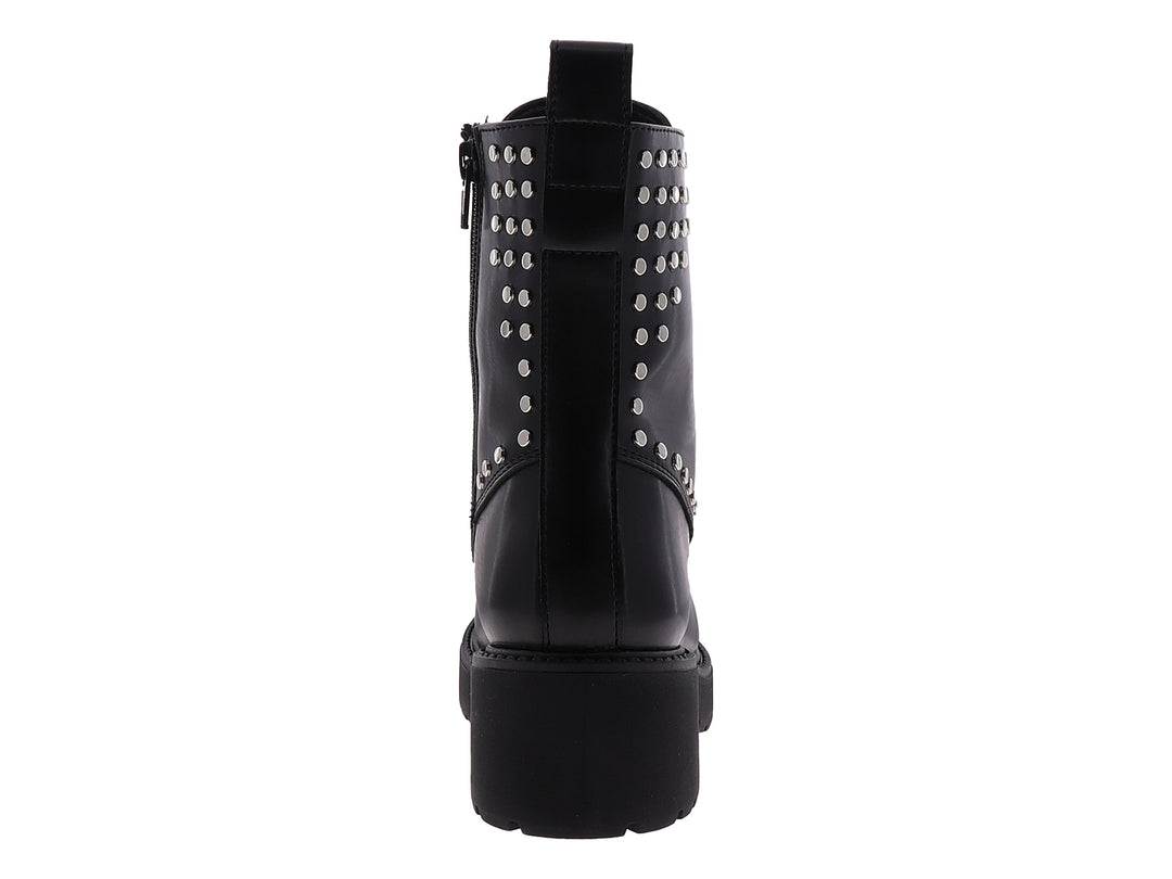 Botines negros para mujer con suela track, agujetas y detalles de estoperoles plateados laterales.