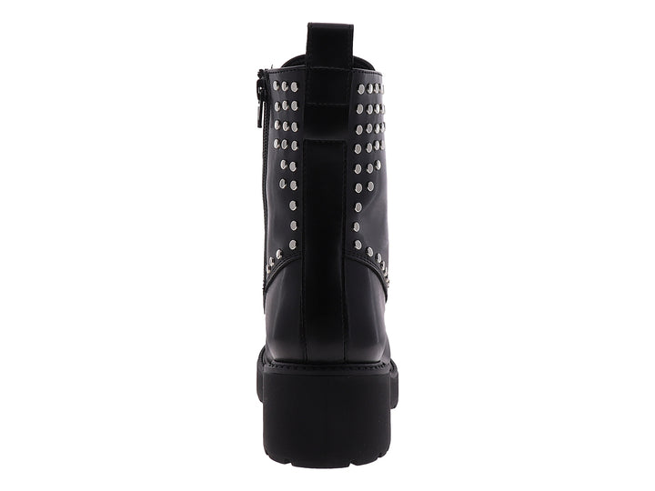 Botines negros para mujer con suela track, agujetas y detalles de estoperoles plateados laterales.