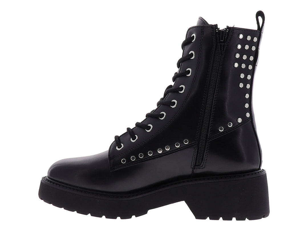 Botines negros para mujer con suela track, agujetas y detalles de estoperoles plateados laterales.