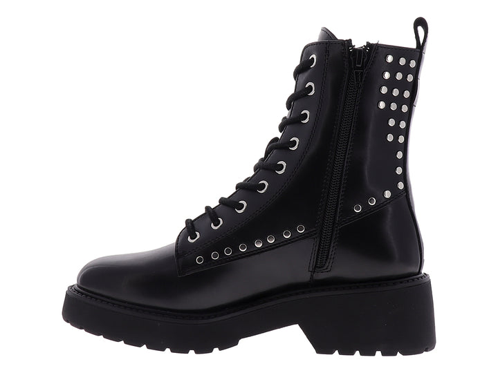 Botines negros para mujer con suela track, agujetas y detalles de estoperoles plateados laterales.