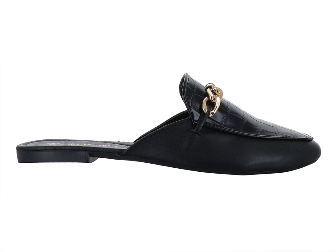Zapatilla tipo mule color negro con textura de cocodrilo y detalle de cadena dorada en la parte superior.