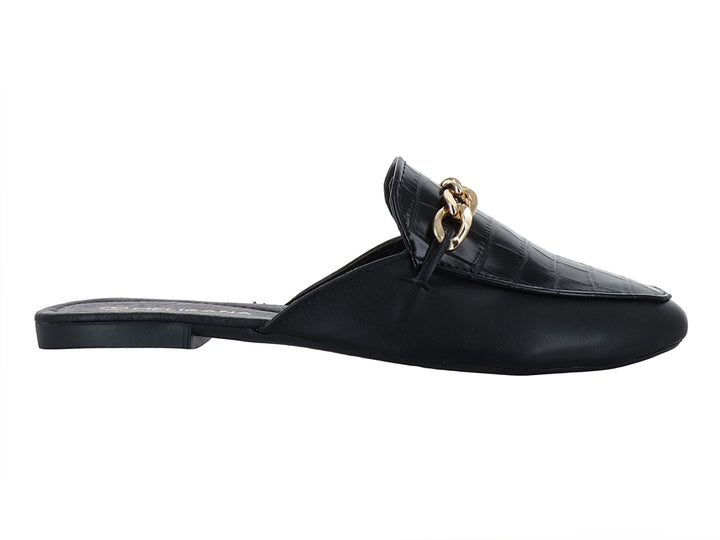 Zapatilla tipo mule color negro con textura de cocodrilo y detalle de cadena dorada en la parte superior.