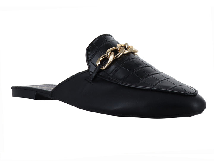 Zapatilla tipo mule color negro con textura de cocodrilo y detalle de cadena dorada en la parte superior.