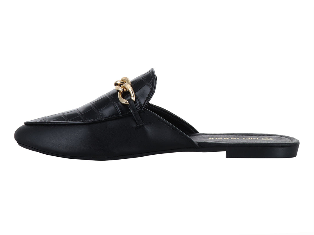 Zapatilla tipo mule color negro con textura de cocodrilo y detalle de cadena dorada en la parte superior.