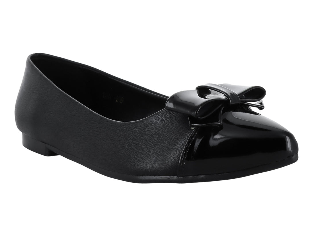 Zapato plano negro para Niña con moño decorativo y punta de charol brillante.