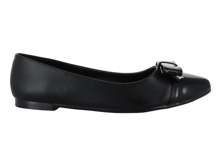 Zapato plano negro para Niña con moño decorativo y punta de charol brillante.