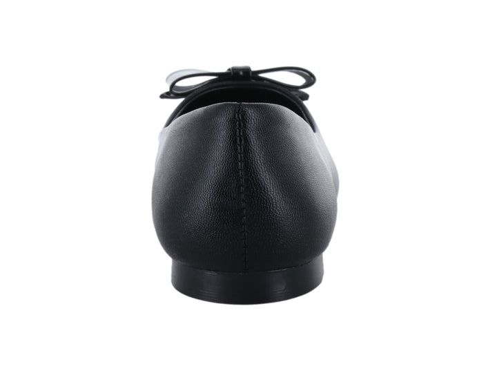 Zapato plano negro para Niña con moño decorativo y punta de charol brillante.