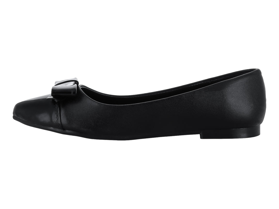 Zapato plano negro para Niña con moño decorativo y punta de charol brillante.