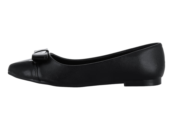Zapato plano negro para Niña con moño decorativo y punta de charol brillante.