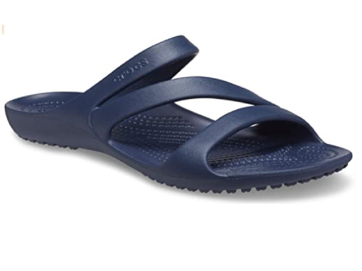 Sandalia Crocs Kadee II en color azul marino para mujer con diseño de tiras y suela texturizada.