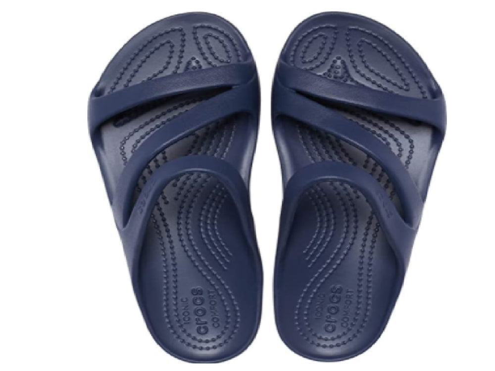 Sandalia Crocs Kadee II en color azul marino para mujer con diseño de tiras y suela texturizada.