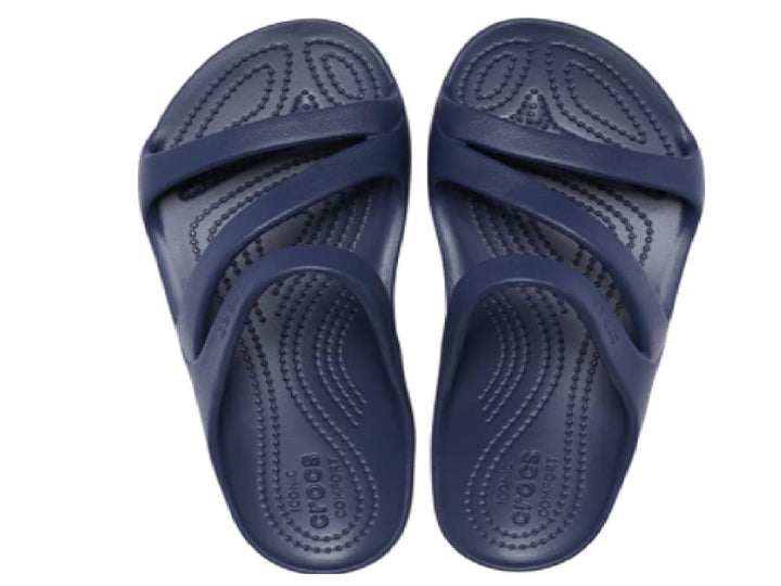 Sandalia Crocs Kadee II en color azul marino para mujer con diseño de tiras y suela texturizada.