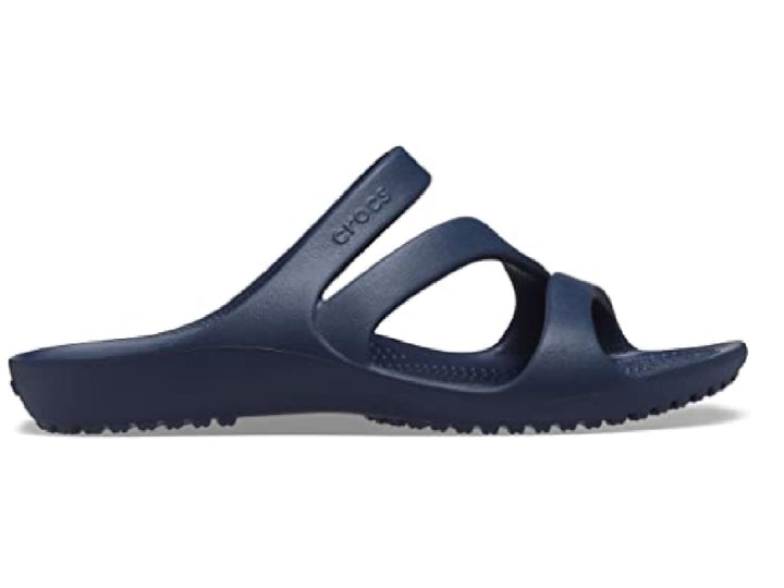 Sandalia Crocs Kadee II en color azul marino para mujer con diseño de tiras y suela texturizada.