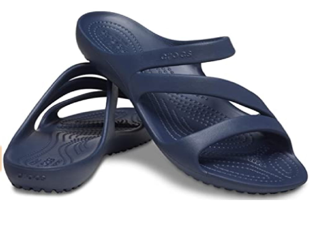 Sandalia Crocs Kadee II en color azul marino para mujer con diseño de tiras y suela texturizada.
